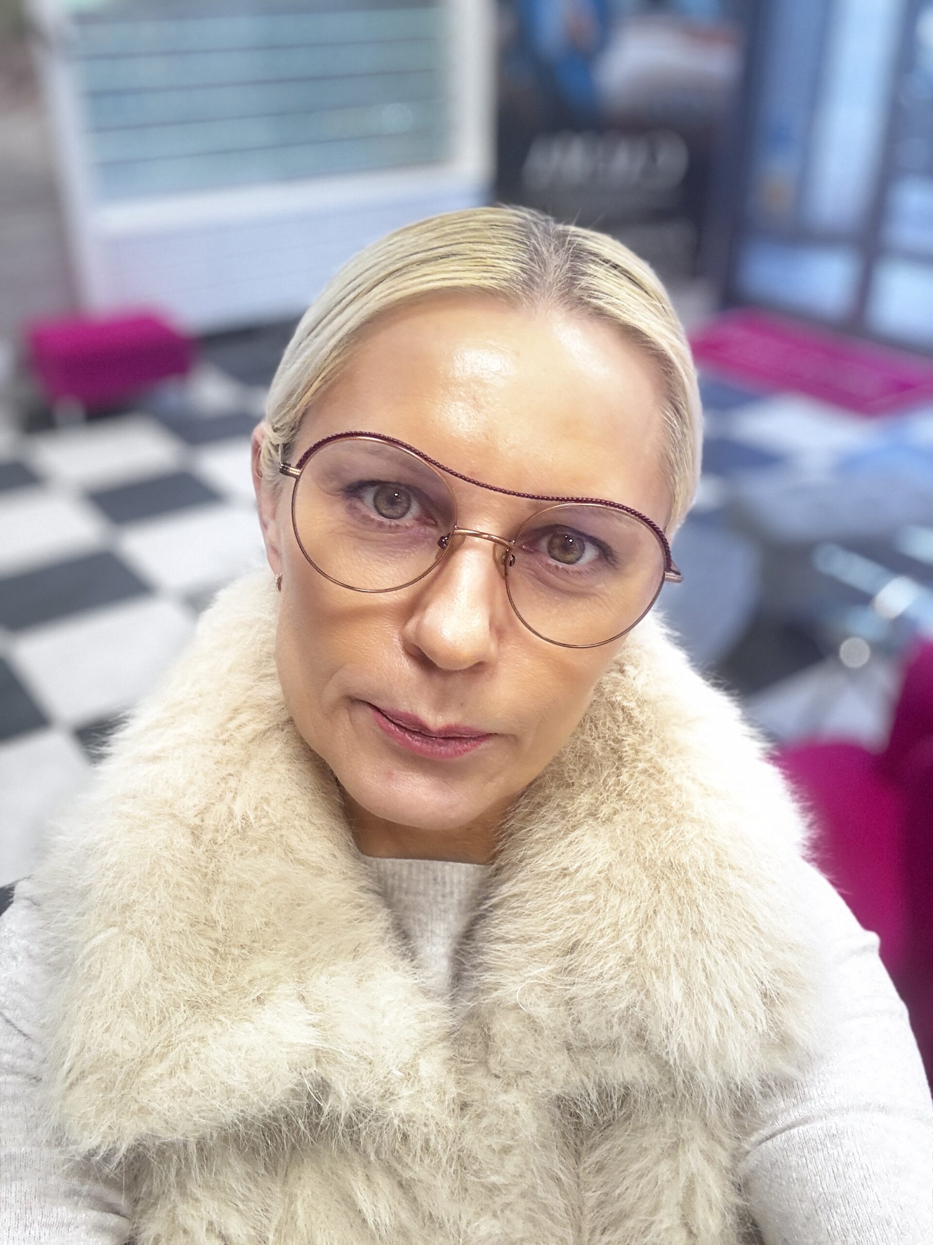 Kobieta w eleganckich oprawkach